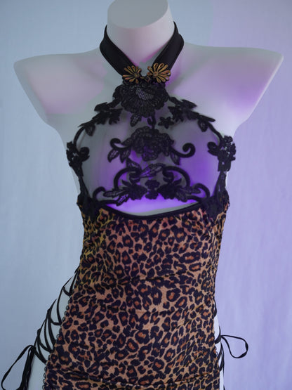 Qipao hueco de encaje con estampado de leopardo salvaje