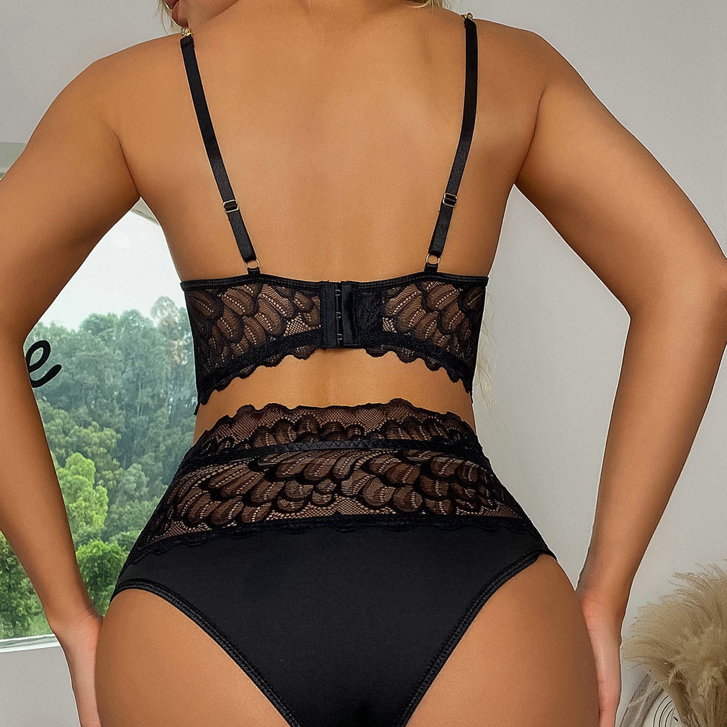 Sexy Lace See-through Metal Chain Bra with Molded Cup for Women